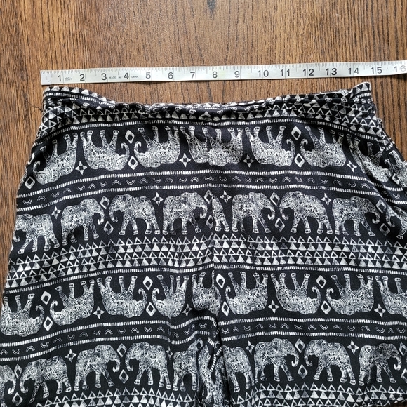Mudd Black and White Elephant Print Elastic Waist Boho Flowy Shorts Size women L - Picture 3 of 5